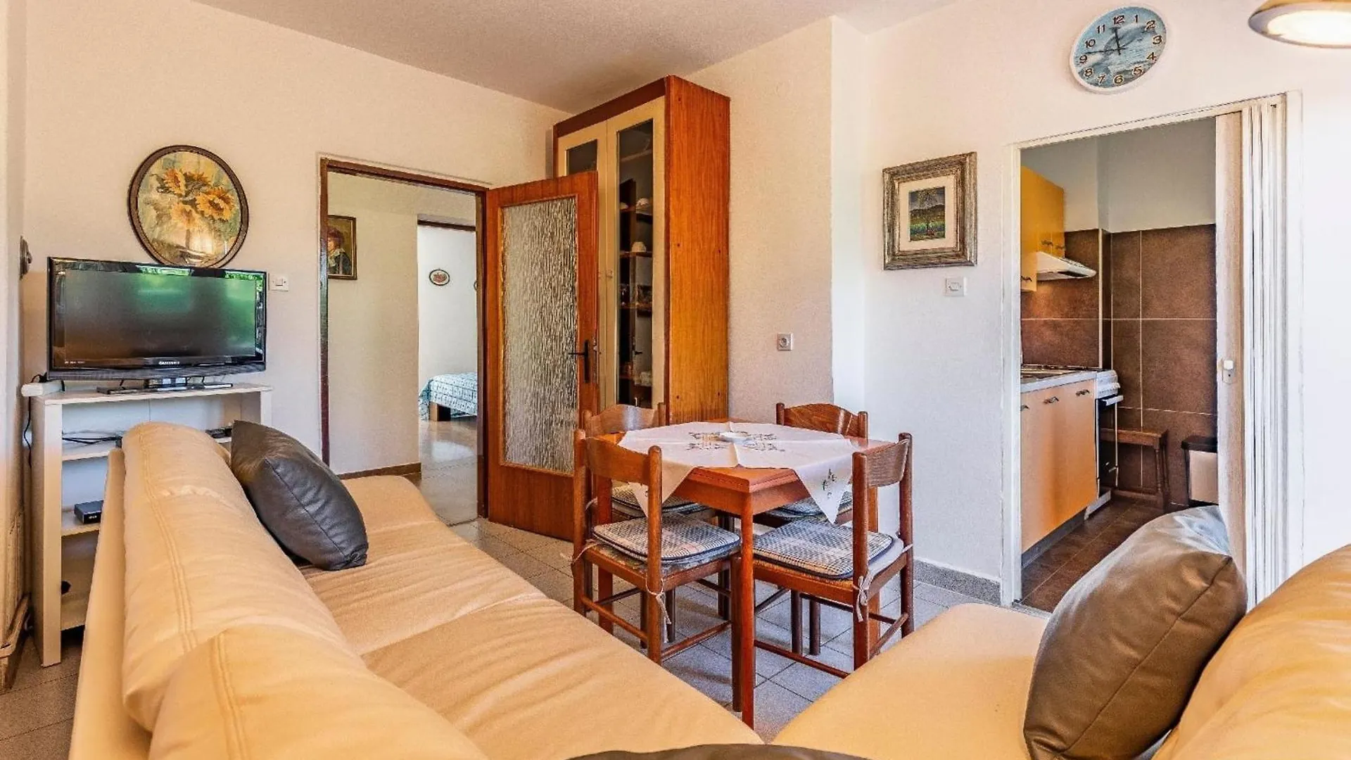 Strandnahes Haus Mit Terrasse Und Pool プーラ